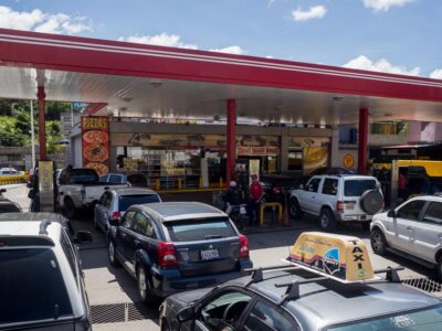 Gobierno de Maduro desaloja a concesionarios y ocupa estaciones de gasolina