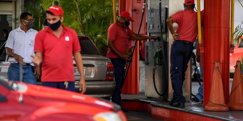 El precio del litro de la gasolina subsidiada aumentó a 0,10 céntimos