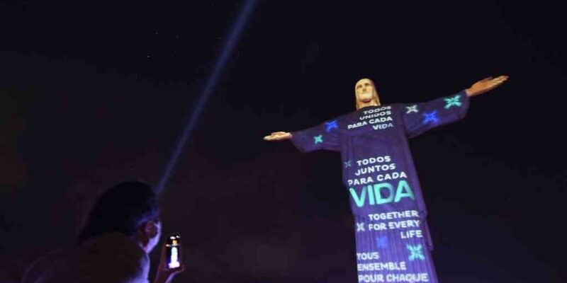 Cristo Redentor rindió homenaje a las víctimas de COVID-19 en Brasil
