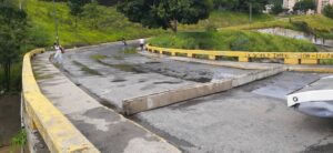Barrera de concreto colocada en la parroquia Caricuao