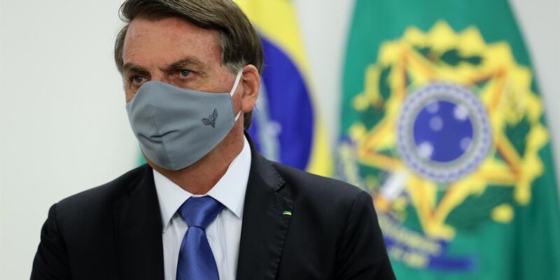 El primer mandatario de Brasil ofreció una rueda de prensa improvisada donde aseguró sentirse "perfectamente bien"