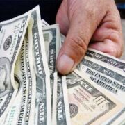 Califican de “retroceso” la suspensión de operaciones en divisas en la banca nacional