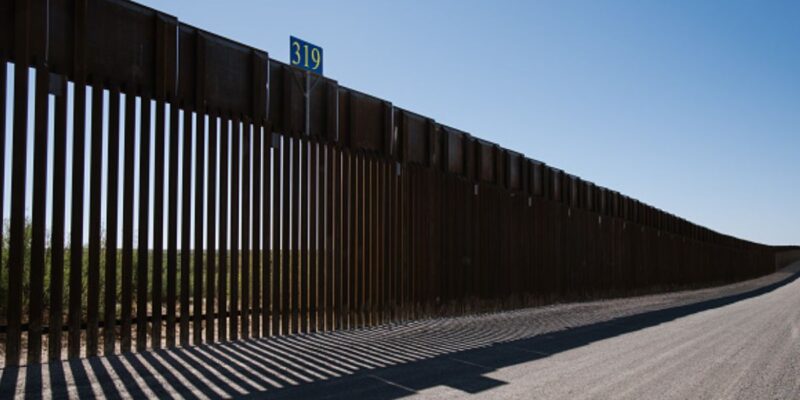Huracán Hanna derribó el muro fronterizo de Texas