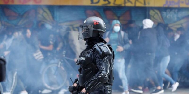 El escuadrón policial arrojó gases lacrimógenos y la multitudinaria protesta se dispersó entre las calles