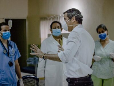 Guaidó efectúa el primer pago de ayuda a 3.000 sanitarios