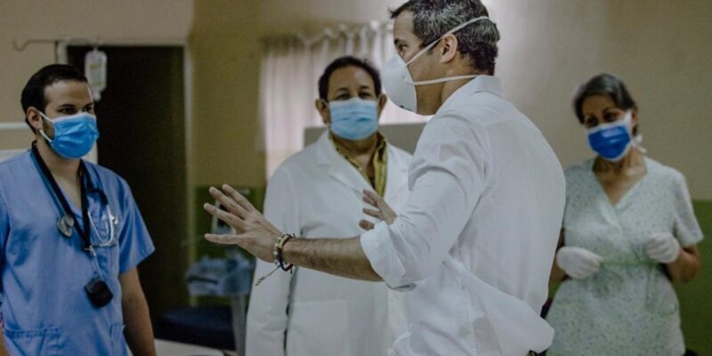 Guaidó efectúa el primer pago de ayuda a 3.000 sanitarios