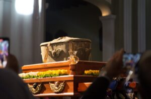La institución financiera continuará poniendo a disposición de la Iglesia Católica la transmisión de la Solemne Ceremonia de Exhumación de los Restos