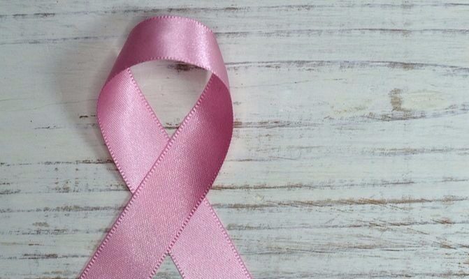 La autoexploración mamaria es vital para detectar el cáncer de mamá