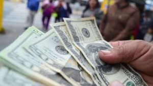 Economista asegura que la hiperinflación generó el aumento de la tasa de cambio