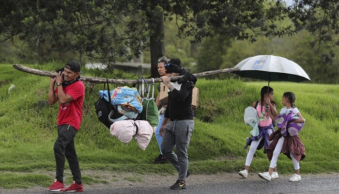OEA: Cierre de fronteras lleva a venezolanos a salir del país por trochas