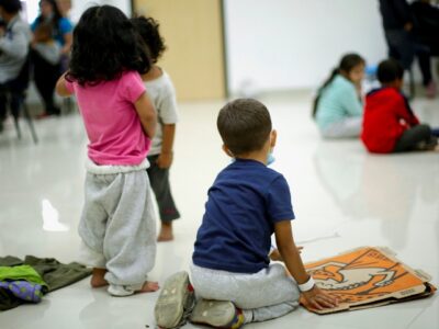 EE.UU. trabaja en el cierre de centros temporales de acogida de menores migrantes