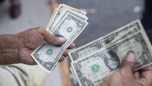 Economista sostiene que las cuentas dolarizadas no resuelven el tema de la pobreza