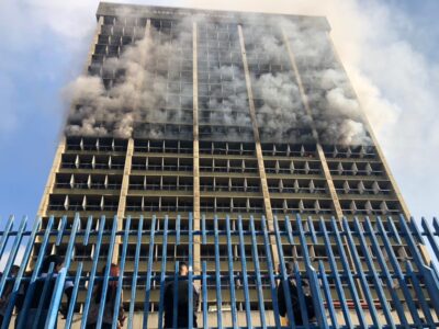El octavo piso del edificio presenta fuertes llamas que el cuerpo de Bomberos de Distrito Capital intenta apagar