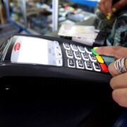 Economista advierte que la digitalización de los pagos no fortalecerá al bolívar