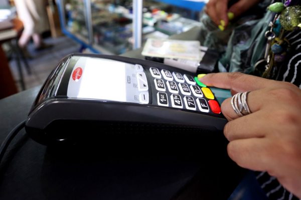 Economista advierte que la digitalización de los pagos no fortalecerá al bolívar