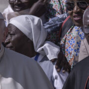 DOBLE LLAVE - Papa Francisco aceptó la renuncia del cardenal Robert Sarah, uno de sus críticos