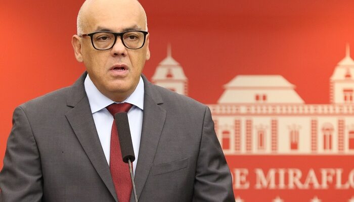 Jorge Rodríguez junto a otros parlamentaristas solicitaron al jefe de Estado venezolano hacer uso del artículo 236 contra Isabel Brilhante Pedrosa