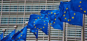 Unión Europea busca reforzar la producción de vacunas 