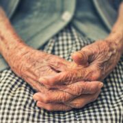 ¿Qué actividades previenen la demencia en adultos mayores?