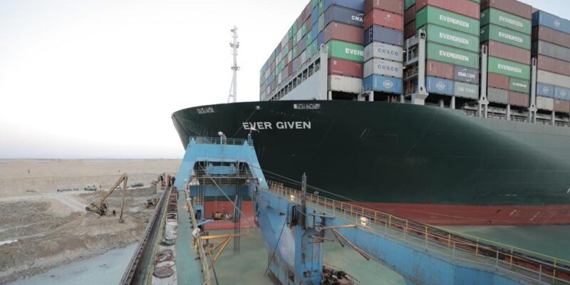 Desencallan el carguero Ever Given en el canal de Suez
