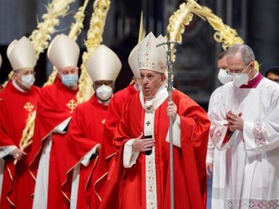 Papa Francisco pide por la solidaridad durante la misa de Domingo de Ramos