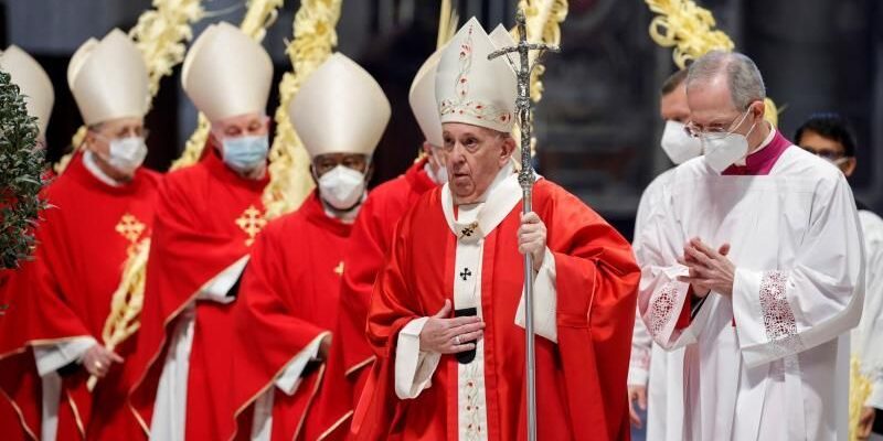 Papa Francisco pide por la solidaridad durante la misa de Domingo de Ramos