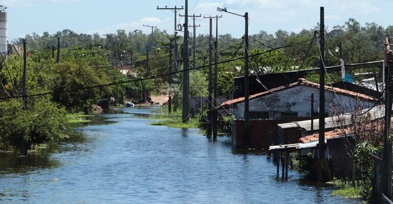 Lluvias y caída de ceniza dejan seis fallecidos y afectados en Ecuador