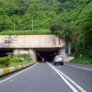 Dos personas fallecieron tras caer gandola al vacío en autopista Caracas-La Guaira