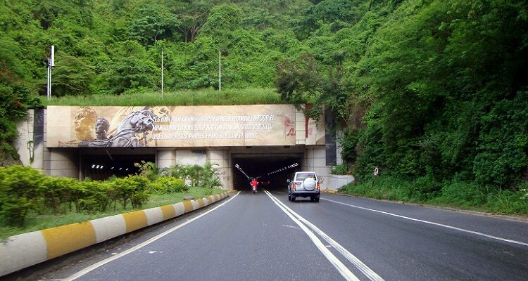 Dos personas fallecieron tras caer gandola al vacío en autopista Caracas-La Guaira