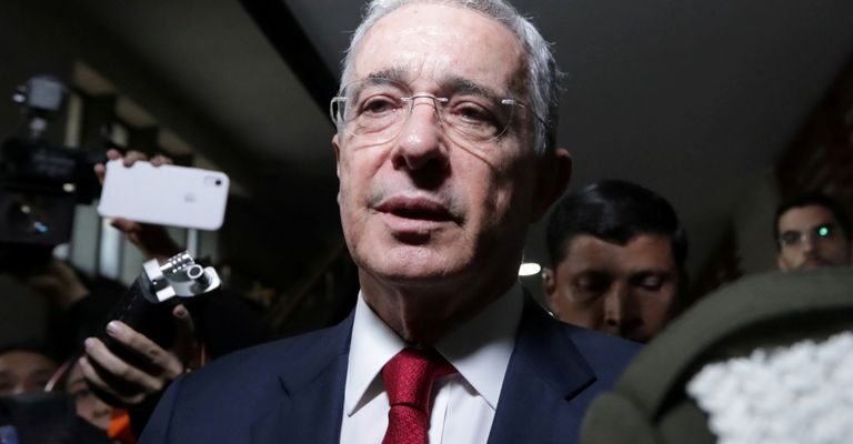 Fiscalía colombiana solicitó cerrar el caso contra el expresidente Uribe