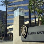 Warner Bros espera volver presencialmente a los cines en el 2022