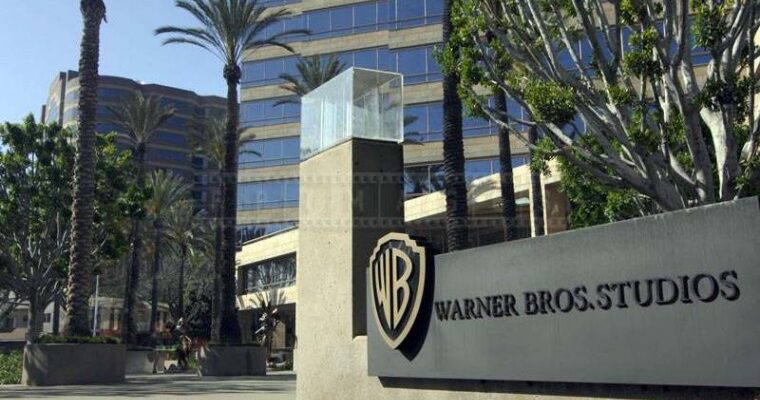 Warner Bros espera volver presencialmente a los cines en el 2022