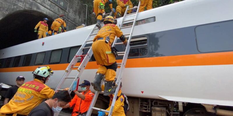 Descarrilamiento de tren dejó múltiples muertos y heridos en Taiwán