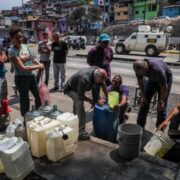 DOBLE LLAVE - Venezolanos valoran negativamente el servicio de agua, según OVSP