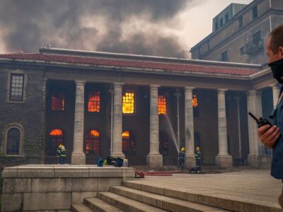 Incendio forestal afectó a la Universidad de Ciudad del Cabo
