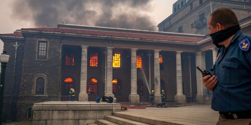 Incendio forestal afectó a la Universidad de Ciudad del Cabo