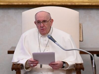Papa Francisco pidió a los sacerdotes no escandalizarse por controversias