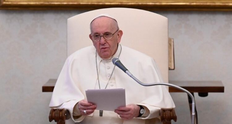 Papa Francisco pidió a los sacerdotes no escandalizarse por controversias