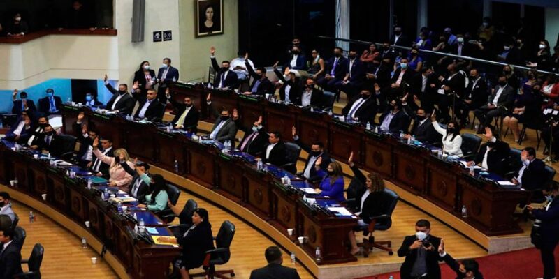 DOBLE LLAVE - Asamblea Legislativa de El Salvador destituye a funcionarios enfrentados a Bukele