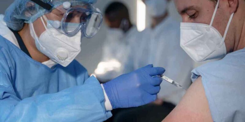 Oposición denunció la venta clandestina de vacunas contra el Covid-19
