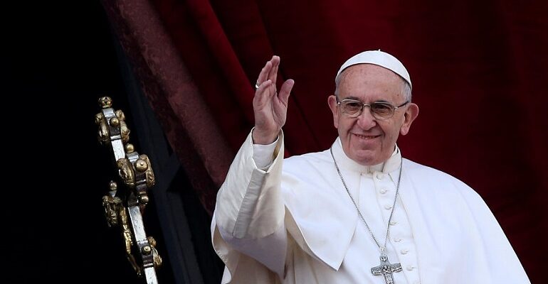 El Papa pide una “reforma a fondo de la economía” que proteja a trabajadores