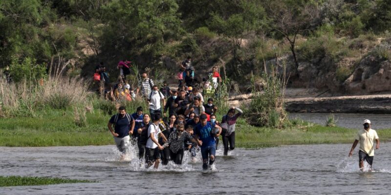 Doble Llave - Al menos 6.159 venezolanos atravesaron de México a EE.UU. en abril