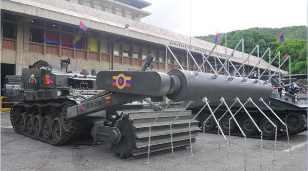 DOBLE LLAVE - Venezuela utiliza un “tanque especial” para desminar zona fronteriza con Colombia