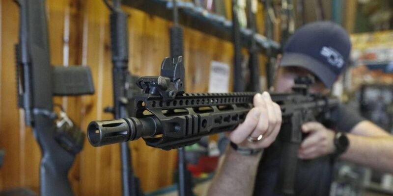 Juez federal anula ley de prohibición de armas de asalto en California