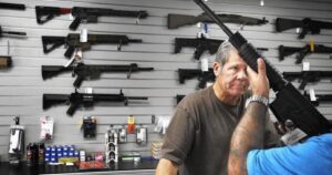 DOBLE LLAVE - Juez federal anula ley de prohibición de armas de asalto de California