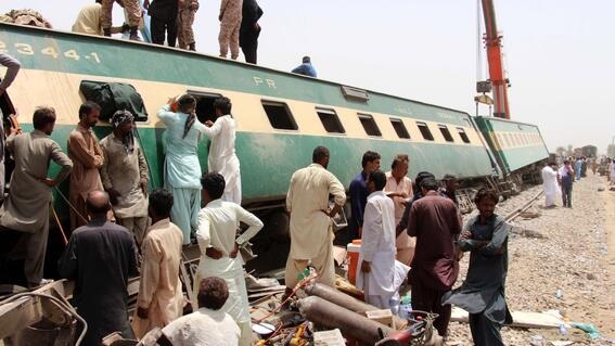 Choque de trenes dejó más de 40 fallecidos en Pakistán