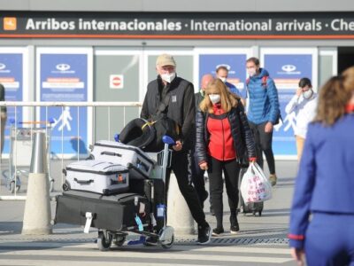 DOBLE LLAVE - Argentina comenzó a aplicar el cupo de ingreso al país de 600 viajeros por día