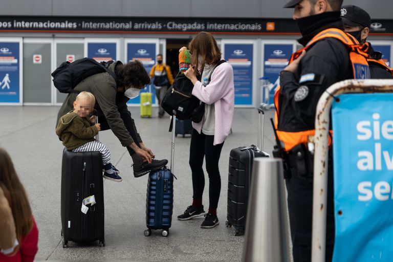 Argentina comenzó a aplicar el cupo de ingreso al país de 600 viajeros por día