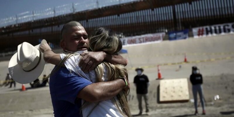 Familias migrantes se abrazan en la frontera con EE.UU. tras décadas sin verse
