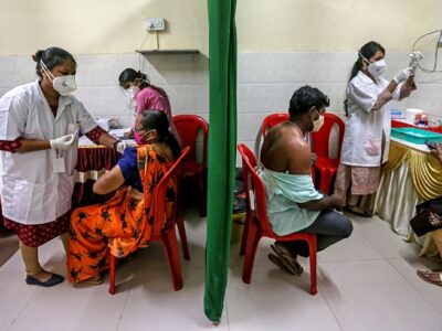 La India supera a EE.UU. en vacunas administradas con 323,6 millones